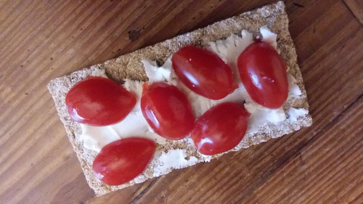 Cracker met geitenkaas en cherry tomaatjes