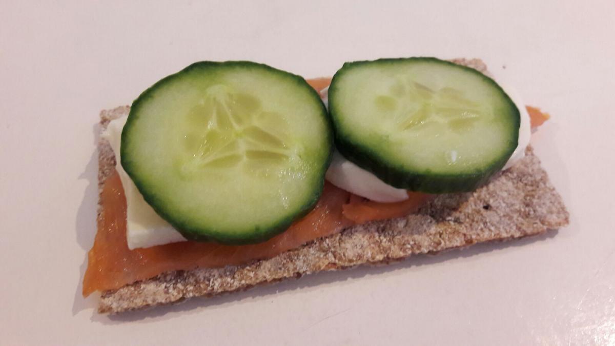 Cracker met zalm, mozzarella en komkommer